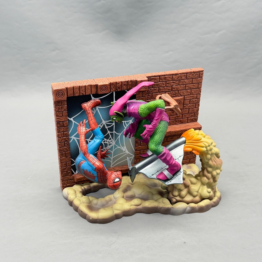 2006 Marvel Masterworks Spiderman vs Green Goblin Diorama Collectible